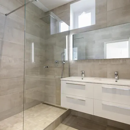 Modern Jaures-center-clim-wifi-festival Lejlighed *